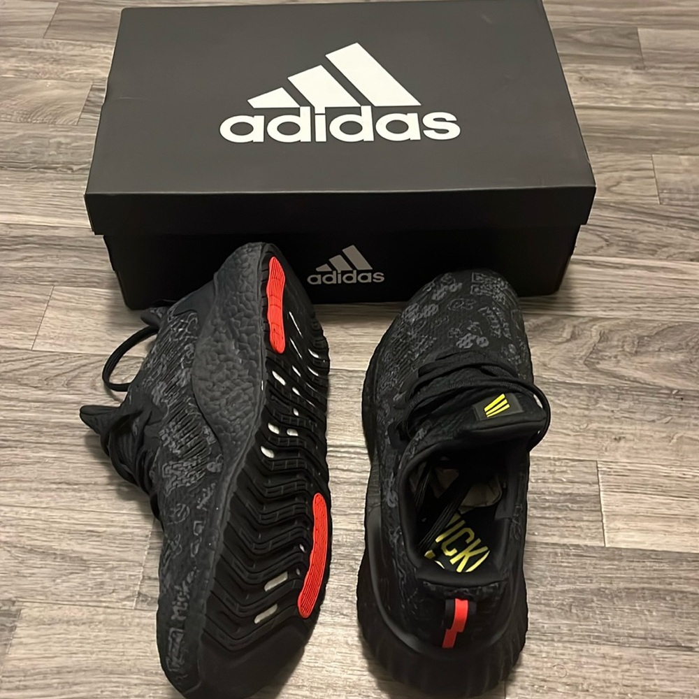 Alpha boost disney hype adidas men’s size 11. Shoes black